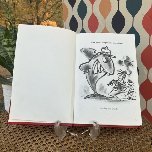 Smokey the Shark and Other Fishy Tales by Charles Keller 1981 Hardback - Picture 3 of 11